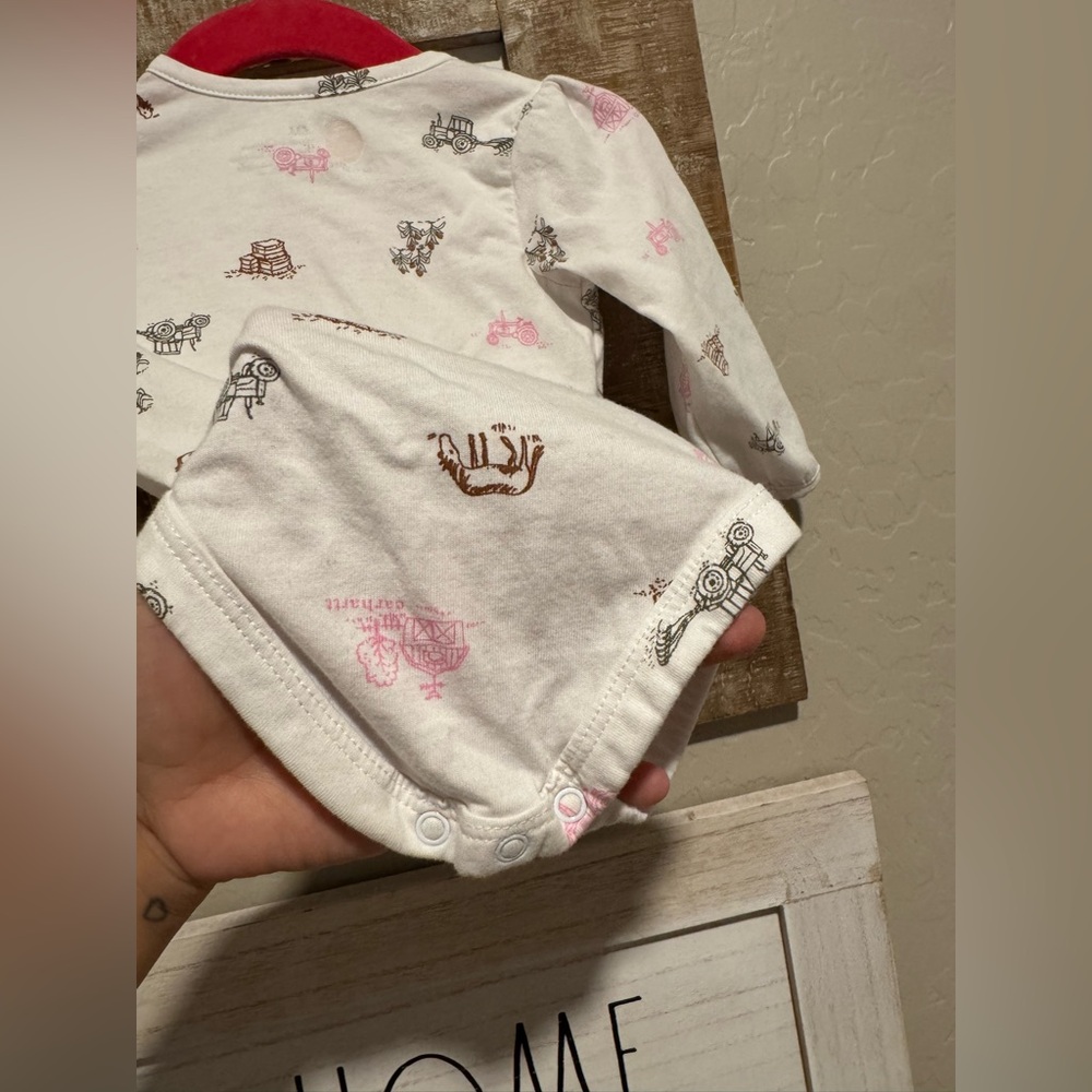 Carhartt baby girl onsie size 6m horse, hay and tractor print all over - Picture 5 of 6